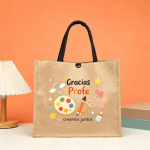 Detailansicht der Jute-Tragetasche zum Lehrertag mit bunten Kunst- und Wissenschaftsmotiven.