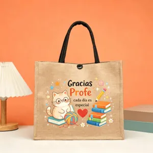 Detailaufnahme der Jute-Tragetasche mit niedlicher Katzen- und Buch-Illustration als Geschenk.