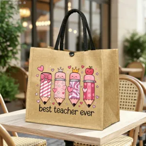 Jute Tragetasche für Lehrer mit süßem Cartoon Bleistift Druck und best teacher ever Text.