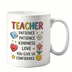 Gros plan détaillé d'une tasse en céramique blanche avec des mots colorés et des icônes mignons.