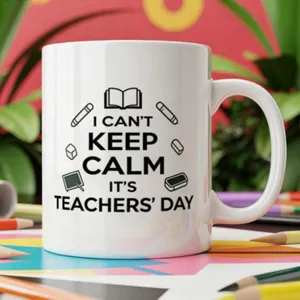Taza de café de cerámica blanca con cita de profesor y diseño minimalista para uso diario