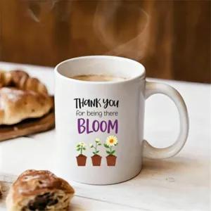 Vue détaillée de la tasse en céramique marguerite simple avec texte, cadeau parfait.