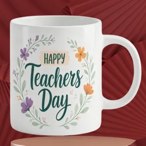 Vista dettagliata di tazza da caffè in ceramica bianca con ghirlanda floreale e regalo insegnante.
