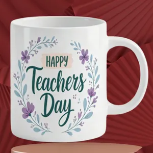 Tazza da caffè in ceramica bianca con ghirlanda floreale e regalo per la festa dei docenti.
