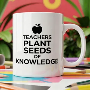 Taza de café de cerámica blanca con cita inspiradora para maestros y diseño de impresión de manzana.