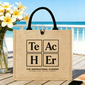 Detailansicht der Jute-Tragetasche für Lehrer mit Periodensystem-Druck am Strand.