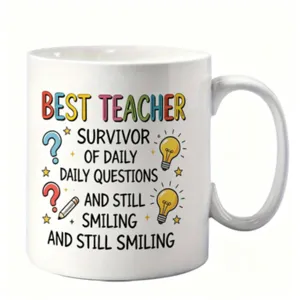 Gros plan sur les détails de la tasse en céramique blanche pour enseignant avec des citations.