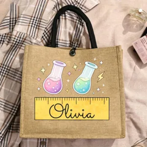 Personalisierte Jute-Tragetasche mit niedlichem Becherglas und Lineal, ideal für Schule.