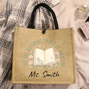 Personalisierte Jute-Tragetasche mit floralem Buchdruck und Wunschname für Geschenke.