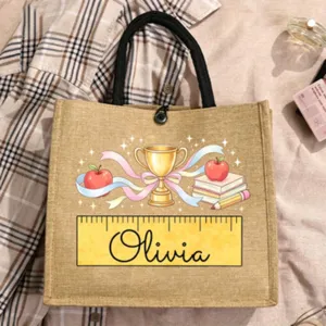 Nahaufnahme der personalisierten Jutetasche mit tollem Schulbedarf Aufdruck und Name.