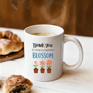 Tasse à café en céramique avec motif floral et texte inspirant comme cadeau d'enseignant.