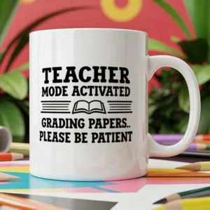 Tasse a cafe en ceramique blanche avec motif dragueur de professeur et livre pour ecole.