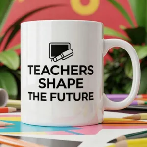Taza de café de cerámica blanca con cita inspiradora para maestros, estilo minimalista.