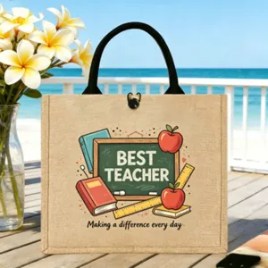 Detailaufnahme der personalisierten Lehrertasche aus Jute mit Schultafel und Apfelmotiv.