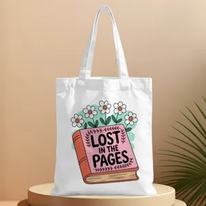 Vista dettagliata della borsa di tela con stampa di libri estetici per gli amanti della lettura.