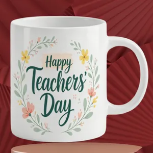 Primo piano della tazza da caffè in ceramica bianca con ghirlanda floreale e scritta.