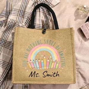 Detailaufnahme der personalisierten Jutetasche mit buntem Regenbogen- und Stiftedruck.