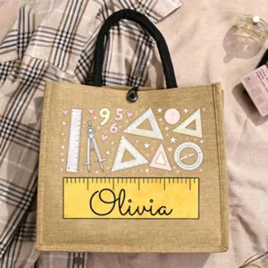 Detailansicht der personalisierten Jute-Tragetasche mit niedlichem Briefpapier-Aufdruck und Name.