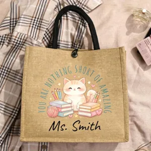 Personalisierte Jute-Tragetasche Detailansicht mit süßem Katzenprint, ideales Lehrergeschenk.