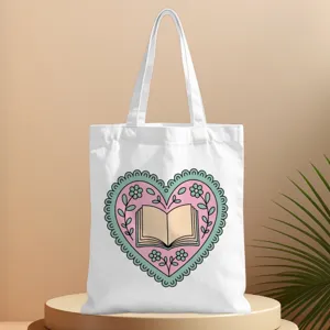 Primo piano della stampa retrò con libro e cuore sulla borsa di tela bianca, scena estetica.