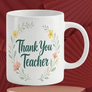 Primo piano di tazza in ceramica bianca con ghirlanda floreale e scritta di ringraziamento.