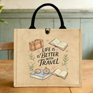 Nahaufnahme der stilvollen Jute Lunchtasche mit dekorativem Reise Motiv und Griff.