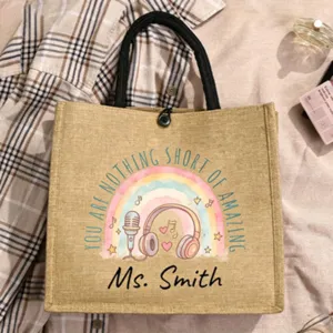 Personalisierte Jute-Tragetasche mit Regenbogen-Grafik und individuellem Namensaufdruck.