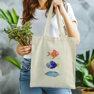 Wunderschöne Detaillierte Ansicht der Canvas-Stofftasche mit Fisch-Motiv im Alltag.