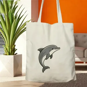 Primo piano della borsa di tela con una simpatica stampa di delfino grigio in una stanza.