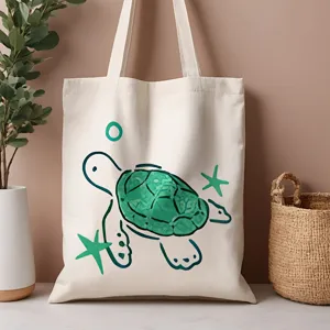 Dettaglio borsa shopper in tela con stampa di tartaruga verde e stella marina su sfondo neutro.