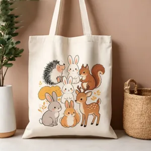 Vista dettagliata della borsa di tela con un affascinante motivo di animali del bosco.