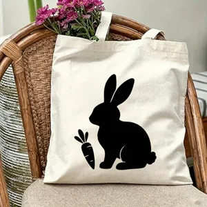 Vista di dettaglio ravvicinata della borsa tote in tela con motivo di coniglio e carota.