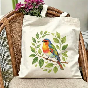 Vista dettagliata della bellissima borsa in tela con stampa di uccello su una sedia.
