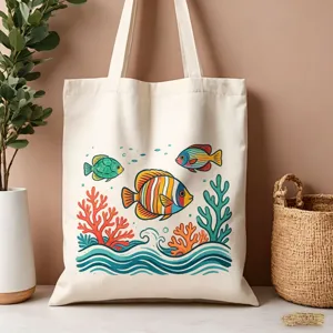 Primo piano della borsa tote in tela con vivace stampa di pesci e barriera corallina.