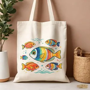Vista dettagliata di una borsa in tela con stampa di pesci colorati in ambientazione.