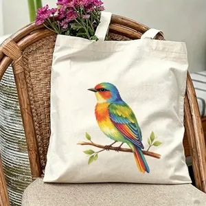 Primo piano della borsa di tela con stampa di uccelli colorati su una sedia di vimini.