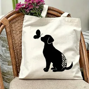 Borsa tote in tela con stampa di cane e farfalla, dettaglio di borsa a spalla estetica quotidiana.