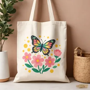 Dettaglio borsa shopper in tela con stampa colorata di farfalle e fiori per uso quotidiano.