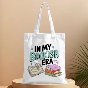 Vista dettagliata della borsa di tela bianca con stampa grafica a tema libri e lettura.