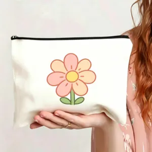 Weißer Canvas Kosmetiktasche Detail mit süßem Blumenmuster und schwarzem Reißverschluss.