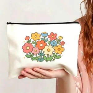 Detailansicht einer weißen Canvas Kosmetiktasche mit buntem Retro Blumenprint und Reißverschluss.
