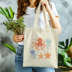 Nahaufnahme Detail der Segeltuchtasche mit Aquarell Meereslebewesen Oktopus und Seestern.