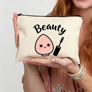 Gros plan détail de la trousse de maquillage en toile avec motif beauté mignon et fermeture éclair.