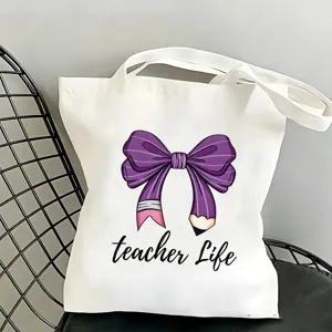 Borsa shopper in tela bianca con design a fiocco di matita viola e stampa vita docente.
