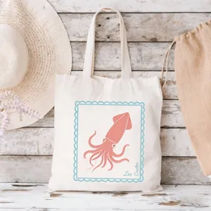 Detailansicht der Leinentasche mit süßem rosa Tintenfisch-Druck für Strandurlaub.