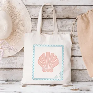Stilvoller Canvas Tragetasche mit Muschelprint, ideal für Strandreisen und Geschenke.