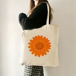 Nahaufnahme der stilvollen Stofftragetasche mit orangefarbenem Blumenprint, Freizeit.