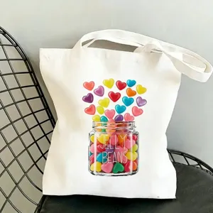 Detailaufnahme der weissen Segeltuchtasche mit einem bunten Herz-Geleebonbons-Druck.