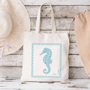 Detail des Stoffbeutels mit blauem Seepferdchen-Druck, ideal für den Strand und den Alltag.
