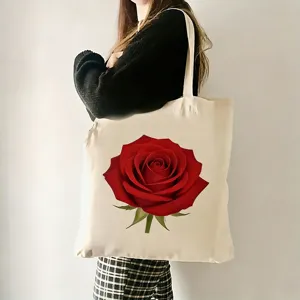 Nahaufnahme der modischen Segeltuchtasche mit rotem Rosenblütendruck für den Alltag.